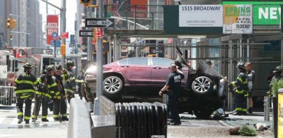 Vista del vehículo que ha atropelladoa, al menos, diez personas en Times Square, Nueva York (Estados Unidos).