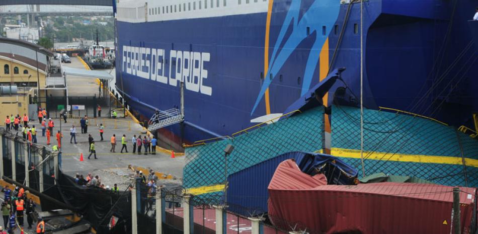 El choque. El buque que hace la travesía Santo Domingo-Puerto Rico, Ferries del Caribe, chocó ayer durante el atraque provocando daños a la nave y a la verja del Puerto Don Diego. No hubo lesionados.