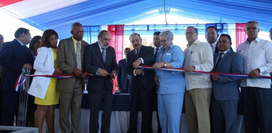 Inversión. El presidente Danilo Medina duarante la inauguración simultánea de un centro diagnóstico y una escuela del nivel primario en Monte Cristi.