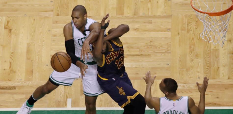 Acción. Al Horford, de los Celtics, lucha por un balón con Tristan Thompson, de los Cavaliers, en acción del partido de ayer, el segundo de la serie final de la Conferencia del Este de los playoffs de la NBA.