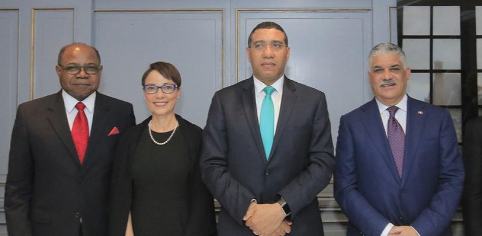 Reunión. El canciller Miguel Vargas junto con el primer ministro de Jamaica, Andrew Holness y dos integrantes de su comitiva.