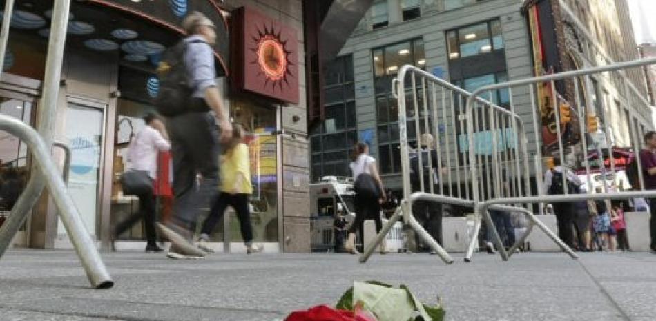 Una rosa sobre la acera del Time Square en Nueva York en honor a las víctimas del atropello masivo del jueves. (AP Photo/Richard Drew)
