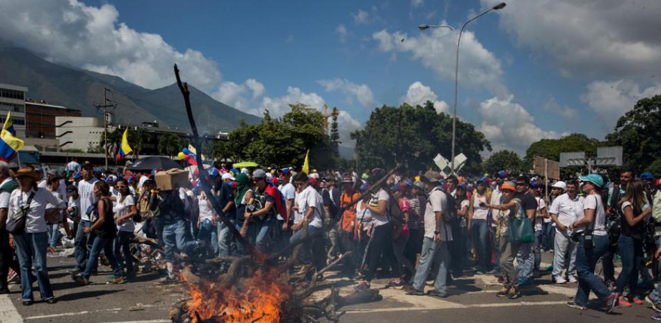 Manifestantes bloquean una vía durante una protesta hoy. La oposición venezolana se concentra hoy en las principales vías del país como parte de la agenda de protestas que se desarrolla desde hace mes y medio en Venezuela.