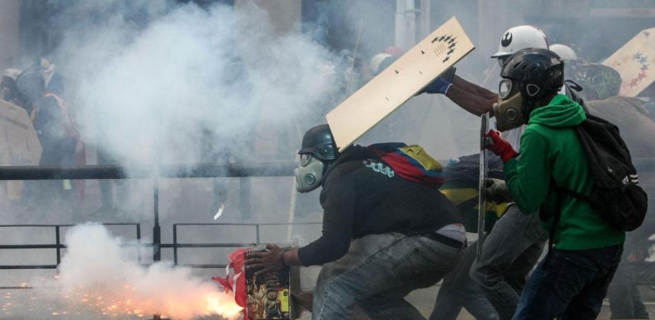 Manifestantes opositores se enfrentan a la Policía Nacional Bolivariana. Las fuerzas de seguridad de Venezuela dispersaron hoy con gases lacrimógenos una marcha opositora que pretendía movilizarse desde el este de Caracas hasta la sede del Ministerio de Interior, en el centro de la ciudad, órgano al que los opositores responsabilizan de la "represión" en las protestas.