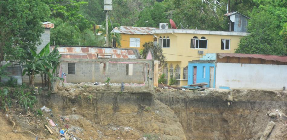 Peligro. El sector El Control, en Manoguayabo, ya ha vivido horas de angustia por la crecida del río Haina, que llega hasta sus casas.