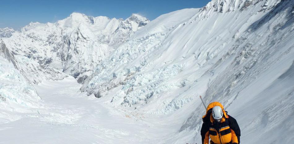 El dominicano Karim Mella durante su hazaña de escalar el Everest por segunda ocasión.