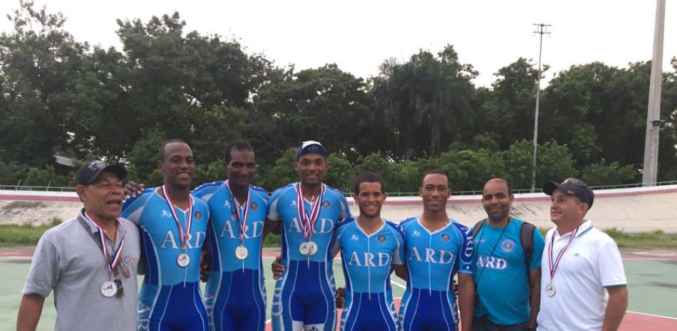 Integrantes del equipo completo de la Armada Dominicana que conquistó las competencias de pista y ruta de los Juegos Deportivos Militares.