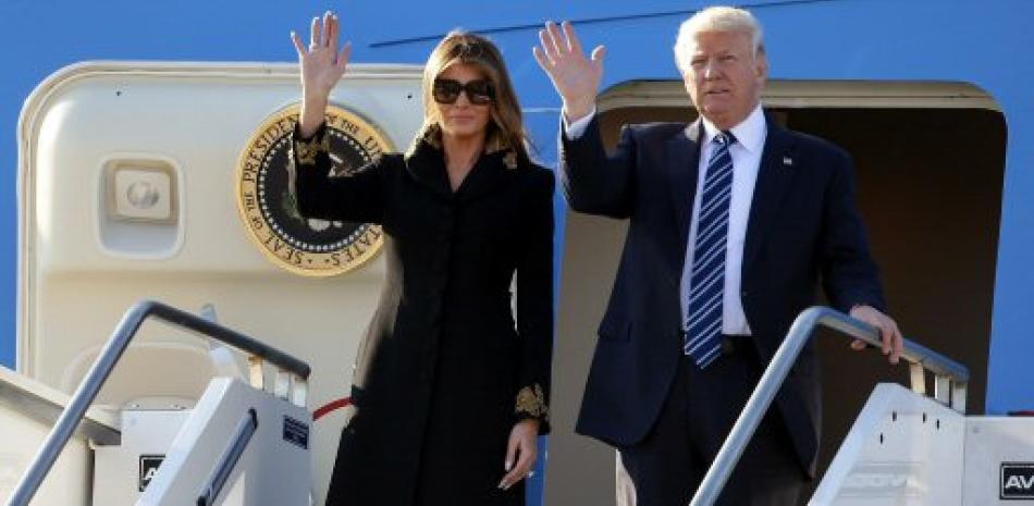 - El presidente de Estados Unidos, Donald Trump (dcha), y la primera dama, Melania Trump, saludan a su llegada al aeropuerto Ciampino de Roma (Italia) hoy, 23 de mayo de 2017.EFE/RICCARDO ANTIMIANI