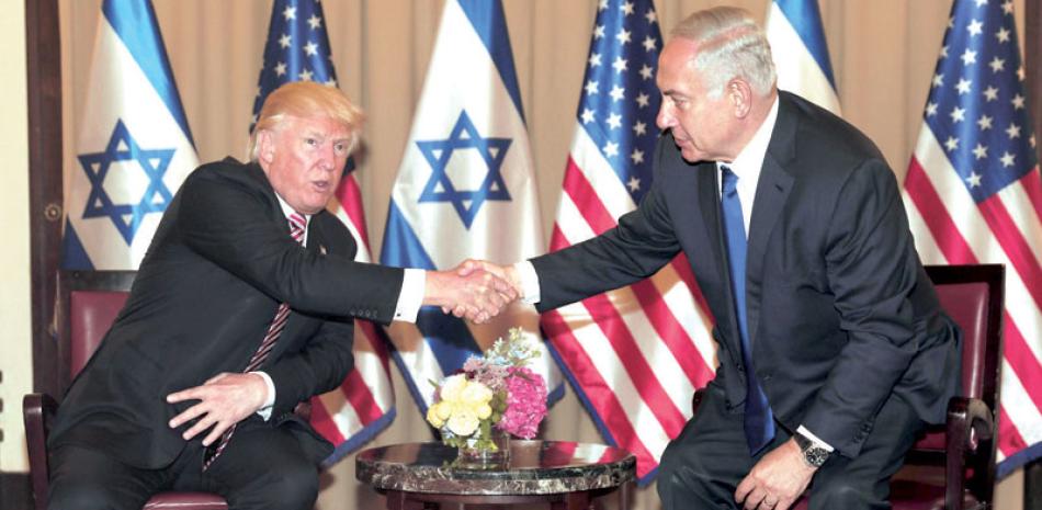 Saludo. El primer ministro israelí Benjamin Netanyahu, derecha, posa junto al presidente Donald Trump, durante su encuentro en Jerusalén.
