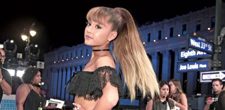Artista. Ariana Grande llega a los Premios de MTV, en Nueva York, el 28 de agosto del año pasado. La policía londinense informó sobre muertes, luego de reportes sobre una explosión en un concierto de la artista.