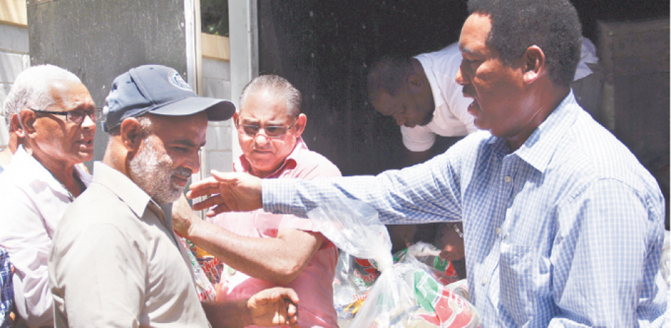 Nicolás Calderón durante la entrega de raciones de alimentos a
residentes en comunidades de la provincia Valverde.