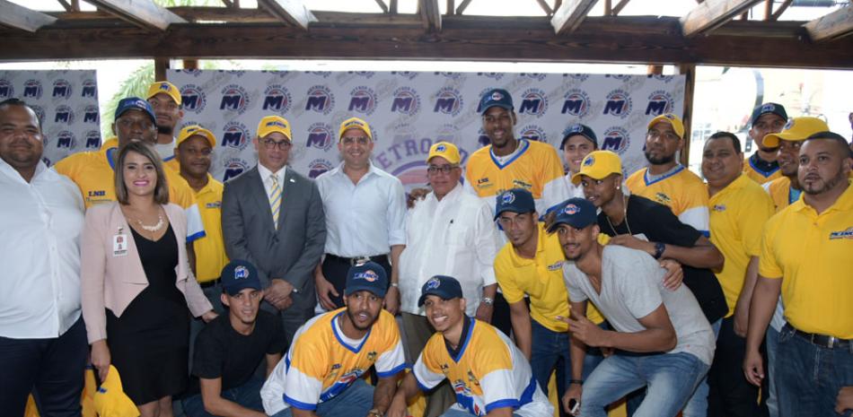Mícalo Bermúdez, presidente de los Metros, junto a los jugadores, entrenadores, directivos y patrocinadores de los Metros de Santiago.