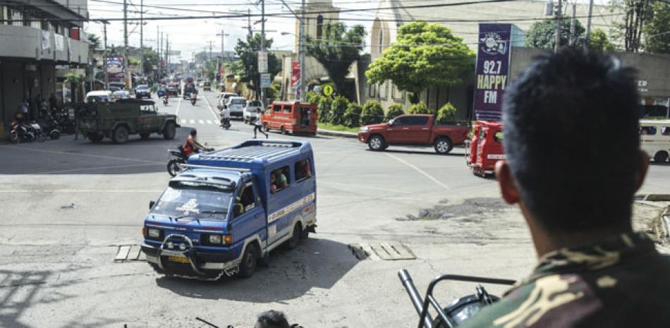 Soldados filipinos patrullan por una calle después de que el presidente del país, Rodrigo Duterte, declarara la Ley Marcial en la ciudad de Cotabato, tras una nueva ofensiva armada del Grupo Maute, una de las bandas yihadistas que operan en la región, en la sureña isla de Mindanao (Filipinas) hoy, 24 de mayo de 2017. EFE/ALTHEA BALLENTES