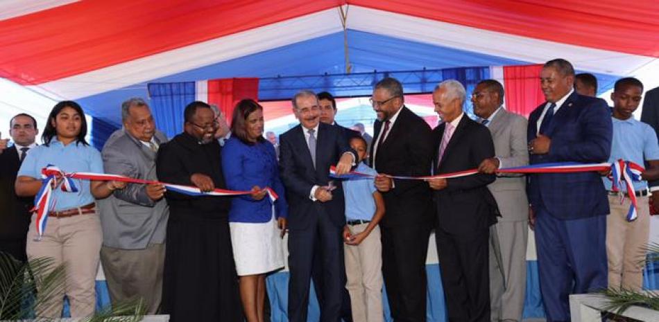El presidente Danilo Medina inaugura la escuela con laboratorio de informática, rincones tecnológicos, biblioteca y sala de orientación.