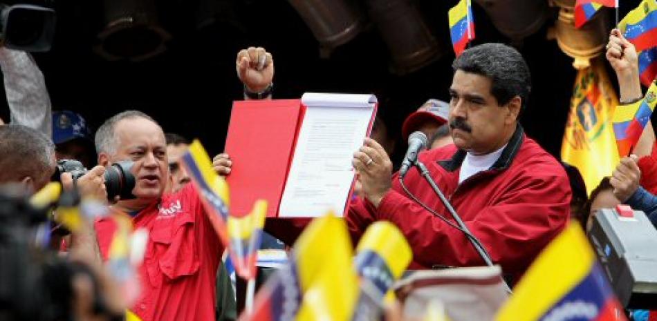 El presidente de Venezuela, Nicolás Maduro, muestra el decreto con la propuesta de constituyentes durante un acto oficial hoy, martes 23 de mayo de 2017, en Caracas (Venezuela).