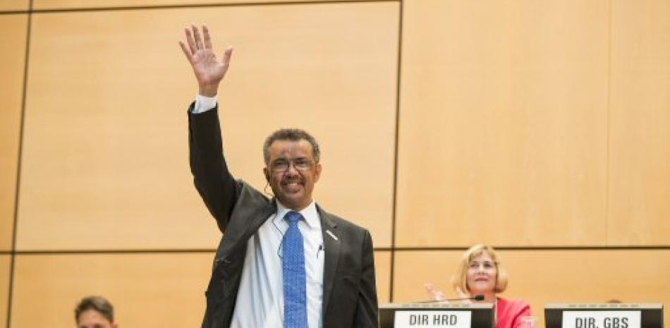 El nuevo director general de la OMS, el etíope Tedros Adhanom Ghebreyesus (i), reacciona durante la septuagésima Asamblea Mundial de la Salud de la organización en la sede europea de las Naciones Unidas en Ginebra (Suiza), hoy, 23 de mayo de 2017. EFE/Valentin Flauraud