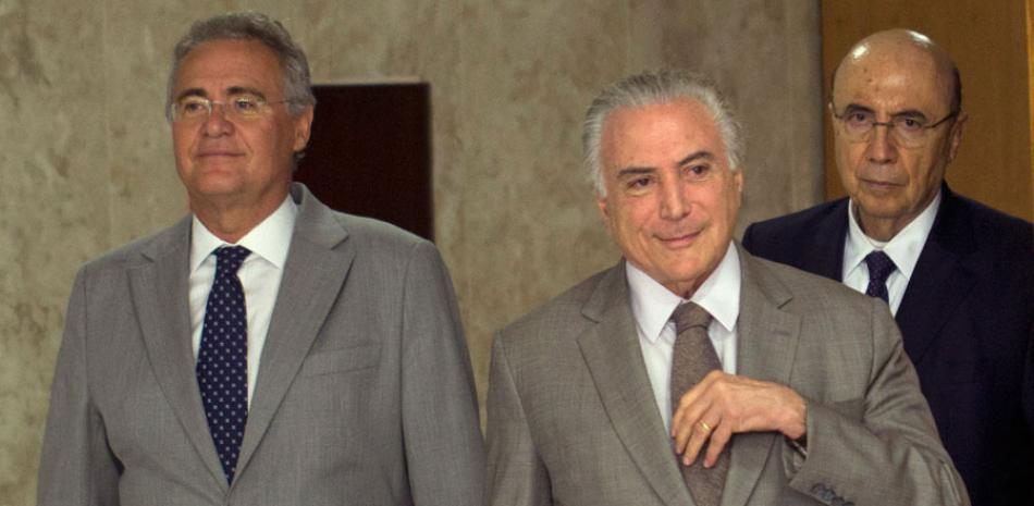 Amigos. Fotografía de archivo del 15 de diciembre de 2016 del presidente de Brasil, Michel Temer (c), junto a Renán Calheiros, jefe del partido de Temer en el Senado.