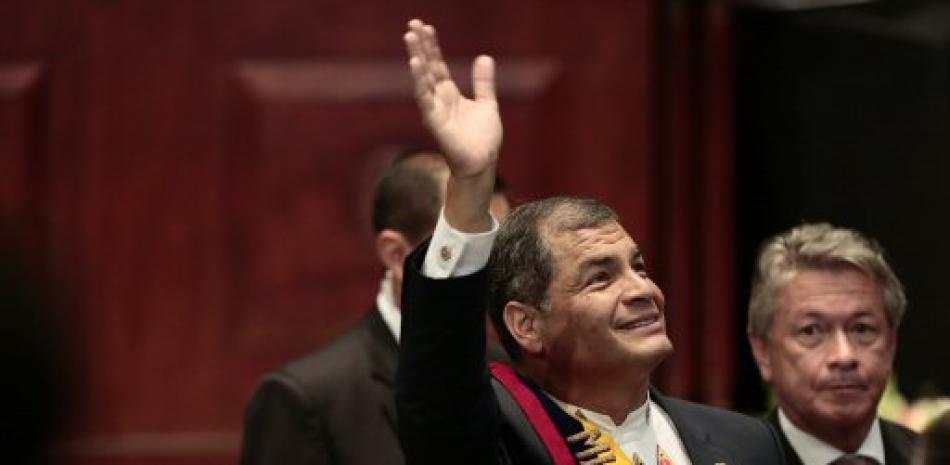 El ya expresidente Rafael Correa (i) saluda a los asistentes a su llegada hoy miércoles 24 de mayo de 2017, a la Asamblea Nacional de Quito (Ecuador), al acto de toma de posesión de Lenin Moreno como presidente constitucional de la República de Ecuador. EFE/Jose Jacome