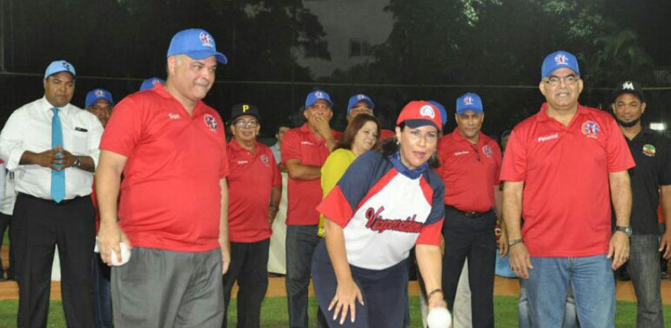 La vicepresidenta Margarita Cedeño de Fernández realiza el lance de honor para dejar inaugurado el Torneo Gubernamental de Softbol. Observa Franklin Sorí, presidente de la Asoadina.