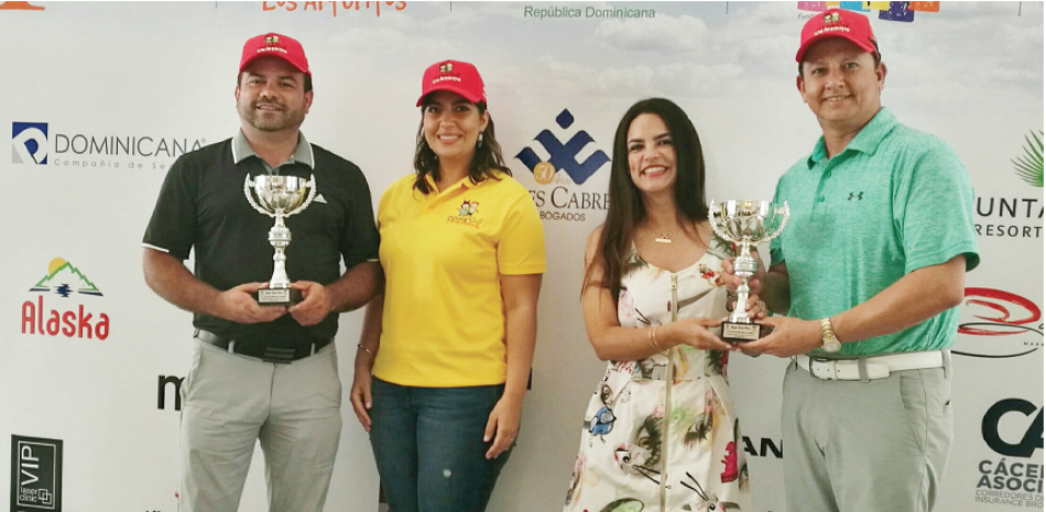 Cesarina Jiménez, Gerente de Marca de FELTREX, e Ircania García, Presidente Fundación Los Arturitos, premian a los campeones Enrique Rodríguez y Matías Mut.
