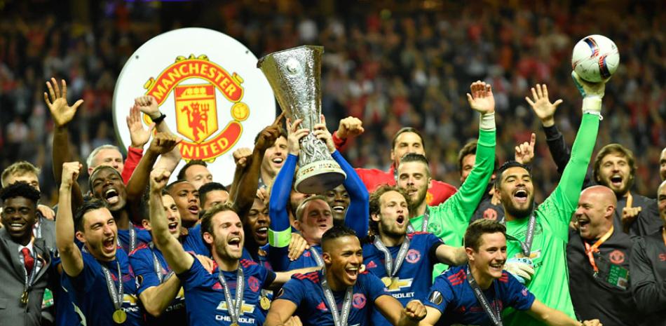 Ganadores. Los jugadores del Manchester United celebran luego de ganar la Liga Europa.