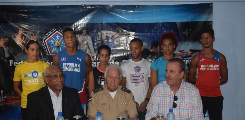 Martín Haché, delegado de la selección dominicana de pentatlón, mientras presentaba a los integrantes de la misma en compañía del coronel Kalil Haché y de Freddy Núñez