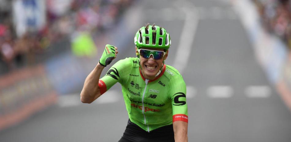 El corredor galo Pierre Rolland, del Cannondale, celebra su victoria en la decimoséptima etapa del Giro de Italia, una carrera de 219 kilómetros, entre las localidades de Tirano y Canazei, en Italia.