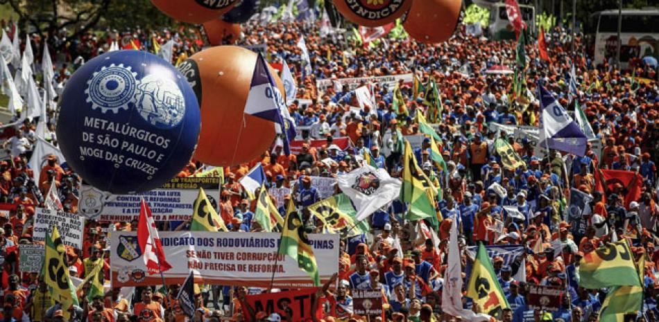 Manifestantes participan en una protesta hoy, miércoles 24 de mayo de 2017, en la Explanada de los Ministerios en Brasilia (Brasil).