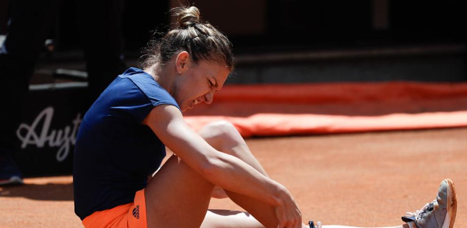 La tenista rumana Simona Halep se toca el tobillo tras lastimarse en un partido en el Abierto de Italia el pasado domingo.
