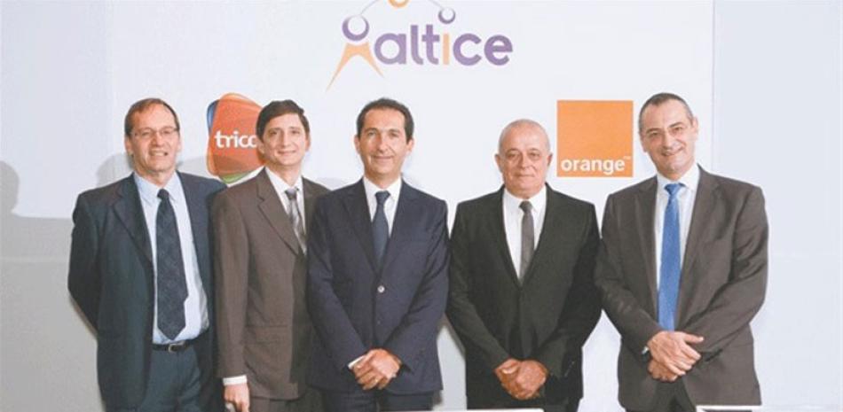 Ejecutivos. Jean-Pierre Gastaud, jefe de la misión económica de la Embajada de Francia; Marc Rocher, principal ejecutivo de operaciones Tricom; Patrick Drahi, fundador Grupo Altice; Jean-Michel Hegesippe, CEO Altice Overseas, y Jean-Michel Garrouteigt, presidente de Orange, durante un acto en 2013.