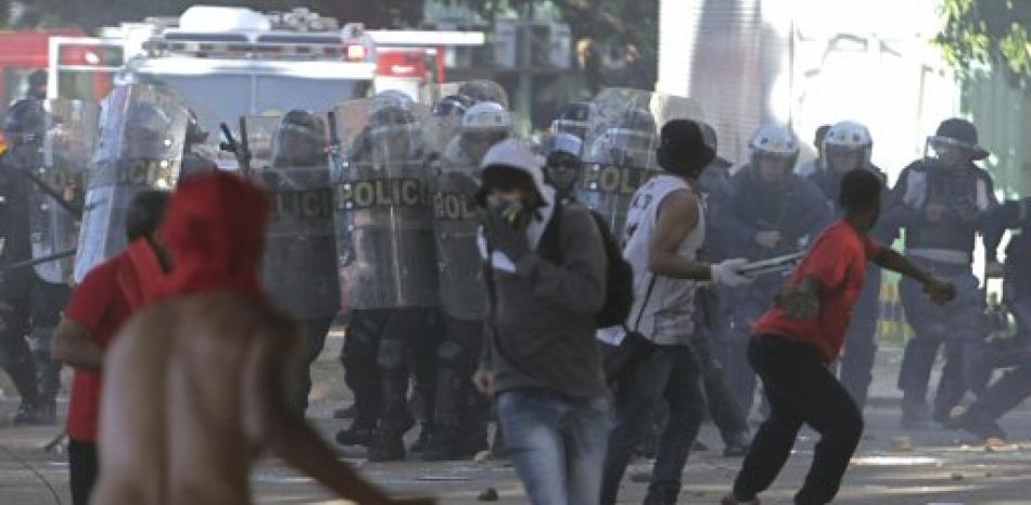 Manifestantes chocan con la policía durante protestas contra el gobierno en Brasilia, 24 de mayo de 2017.