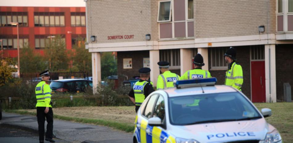 La policía se encuentra frente a un bloque de viviendas en Blackley, al norte de Manchester, el miércoles 24 de mayo de 2017, donde una mujer ha sido arrestada en relación con el bombardeo de la arena de Manchester. Se produjeron arrestos adicionales tanto en Gran Bretaña como en Libia. (Danny Lawson / PA vía AP)
