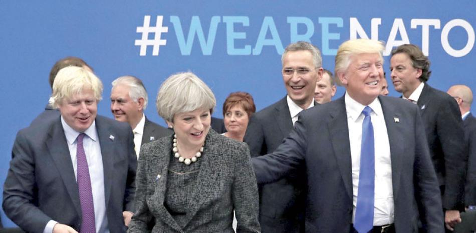 Cena. El secretario de Exteriores británico, Boris Johnson; la primera ministra británica, Theresa May; el secretario de la OTAN, Jens Stoltenberg, y el presidente estadounidense, Donald J. Trump, a su llegada a la cena de trabajo.