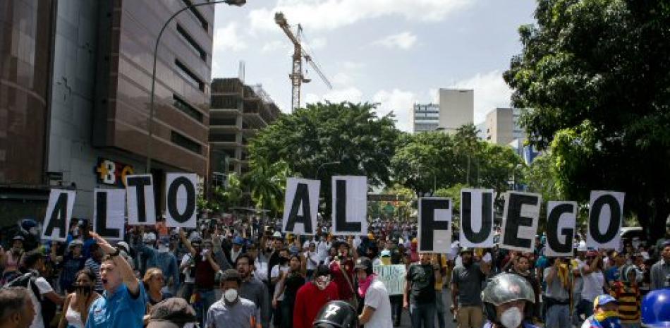 Cientos de personas participan en una manifestación opositora hoy, viernes 26 de mayo de 2017, en Caracas (Venezuela).