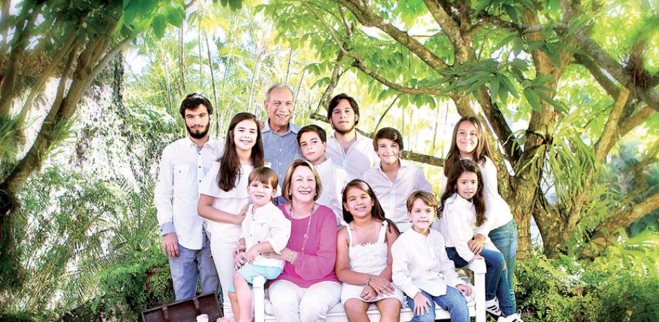 Abuelos. Julia Álvarez de Simó y Dennis Simó junto a sus diez nietos.