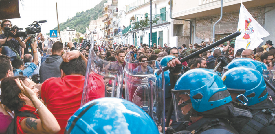 Respuesta. Policías reprimen a manifestantes que protestaban contra la cumbre del G7 en Taormina, Italia.