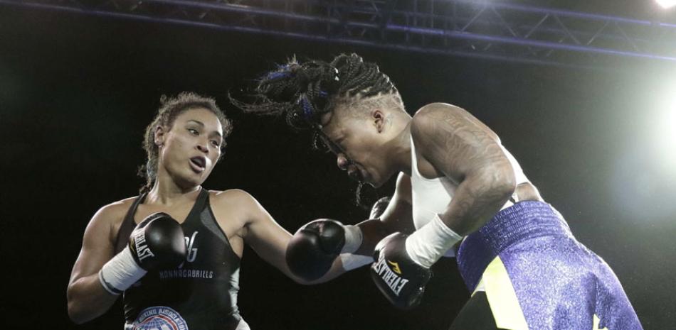 La boxeadora costarricense Hanna Gabriel, a la izquierda, conecta un golpe a Natasha Spence, de Canadá, en el combate en el cual retuvo los títulos súper welter (154 libras) de la Organización Mundial de Boxeo (OMB) y la Asociación Mundial de Boxeo (AMB).
