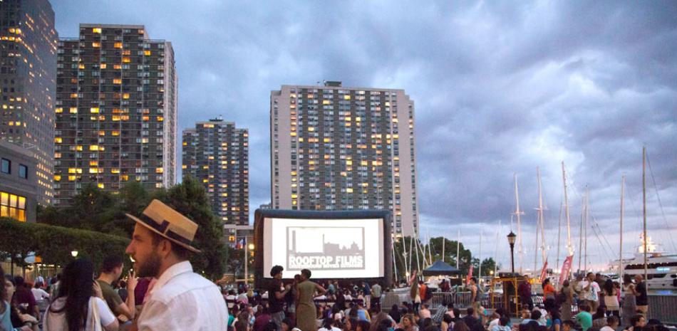 Lo nuevo. “Rooftop Films”, pretende que las veladas de cine sean “lo más divertidas y emocionantes posible”.