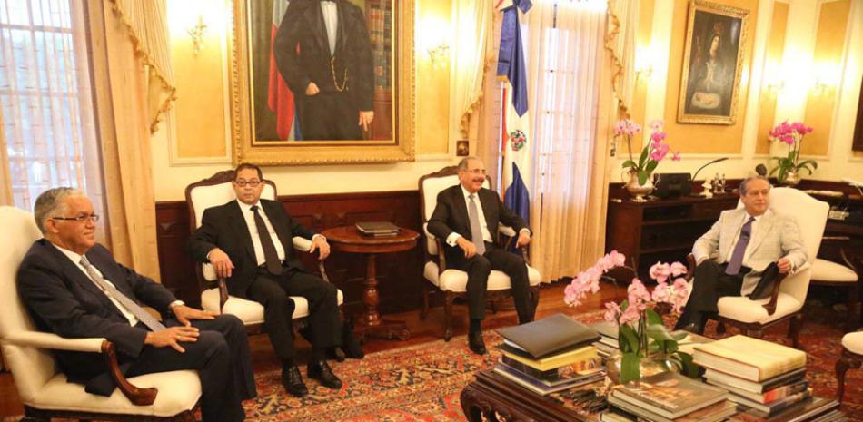 Proceso. El presidente Danilo Medina y los miembros del Consejo Nacional de la Magistratura.
