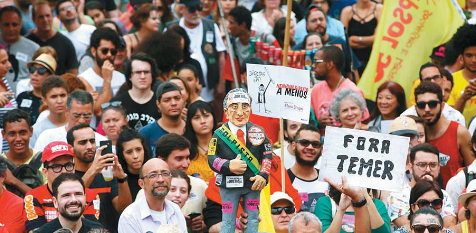 Juntos. Cientos de personas participan en una manifestación en contra del presidente brasileño Michel Temer , en Copacabana.