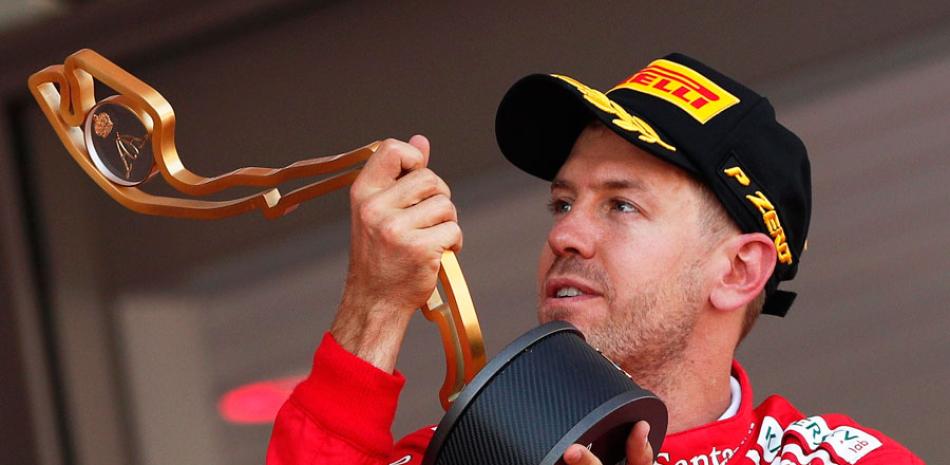 Sebastian Vettel celebra con el trofeo que lo acredita como ganador del Gran Premio de Mónaco.