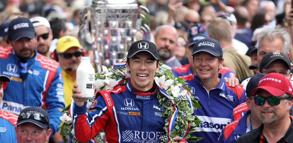 Takuma Sato, de la escudería de Michael Andretti, celebra su victoria em la carreras de Indianapolis 500 ayer en el Indianapolis Motor Speedway en la ciudad de Indianapolis.