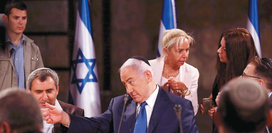 Reunión. El primer ministro israelí, Benjamin Netanyahu, al centro, gesticula durante la reunión especial de ayer en Jerusalén.