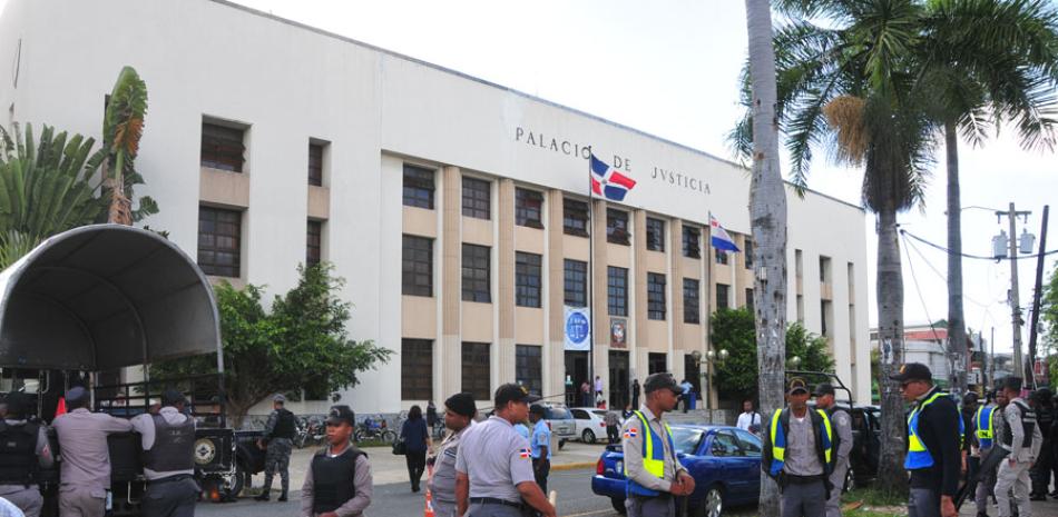 Operativo. Agentes policiales reforzaron la seguridad del Palacio de Justicia de Ciudad Nueva donde llevaron a los implicados en el caso Odebrecht.