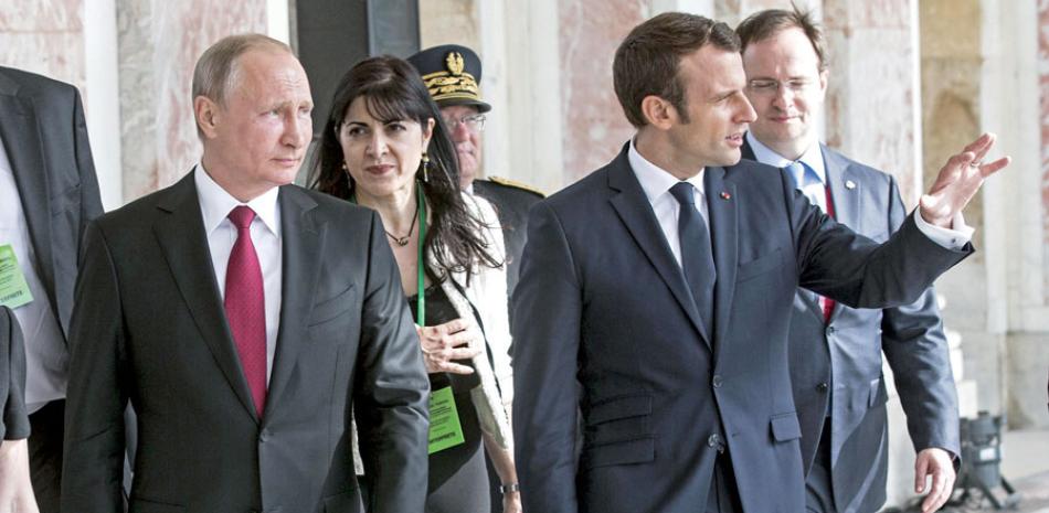 Promesas. Emmanuel Macron, derecha, y Vladimir Putin ayer, durante una visita a una exposición sobre el emperador ruso Pedro El Grande, en Versailles, Francia.