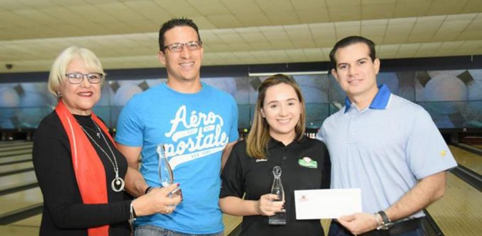 Cristhian Cartagena y Daniel Torres reciben los premios de parte de Marina Méndez y Raffy Sebelén.