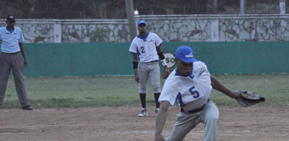 Domingo Rosado fue el lanzador ganador del primer partido por el equipo Holding Eléctrico.