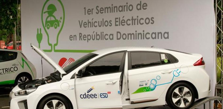 Exhibición. En el seminario que fue celebrado en el Hotel El Embajador fueron exhibidos los autos eléctricos donados a CDEEE.
