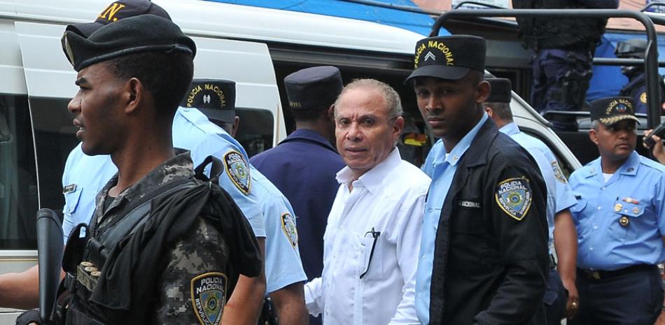 Acusado. Ángel Rondón conducido bajo arresto a la audiencia.