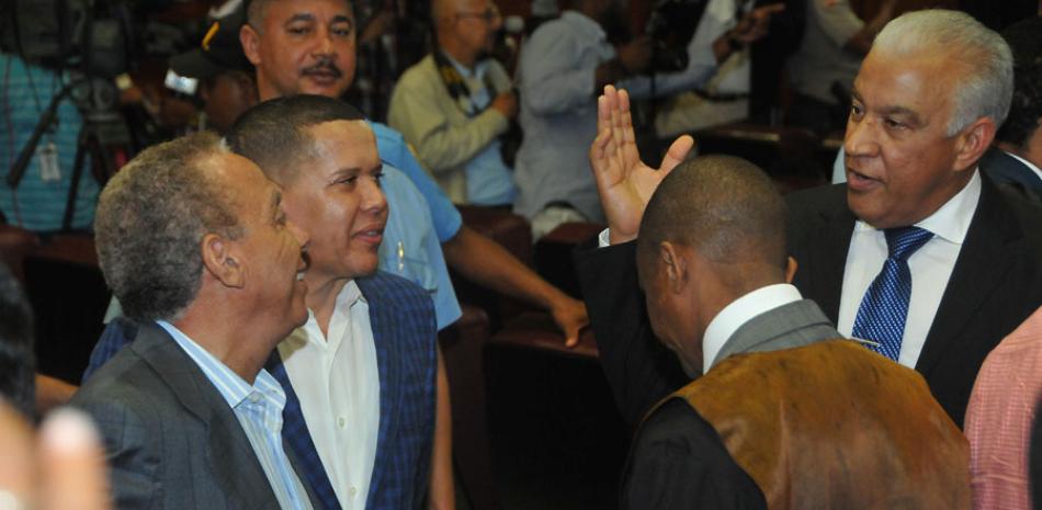 Coacusados. Ángel Rondón comparte un momento durante el receso del juicio de medida de coerción con Ruddy González y Andrés Bautista.